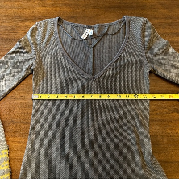 Free People Art School Button Cuff Thermal Green Long Sleeve V-Neck size Small - Picture 6 of 7